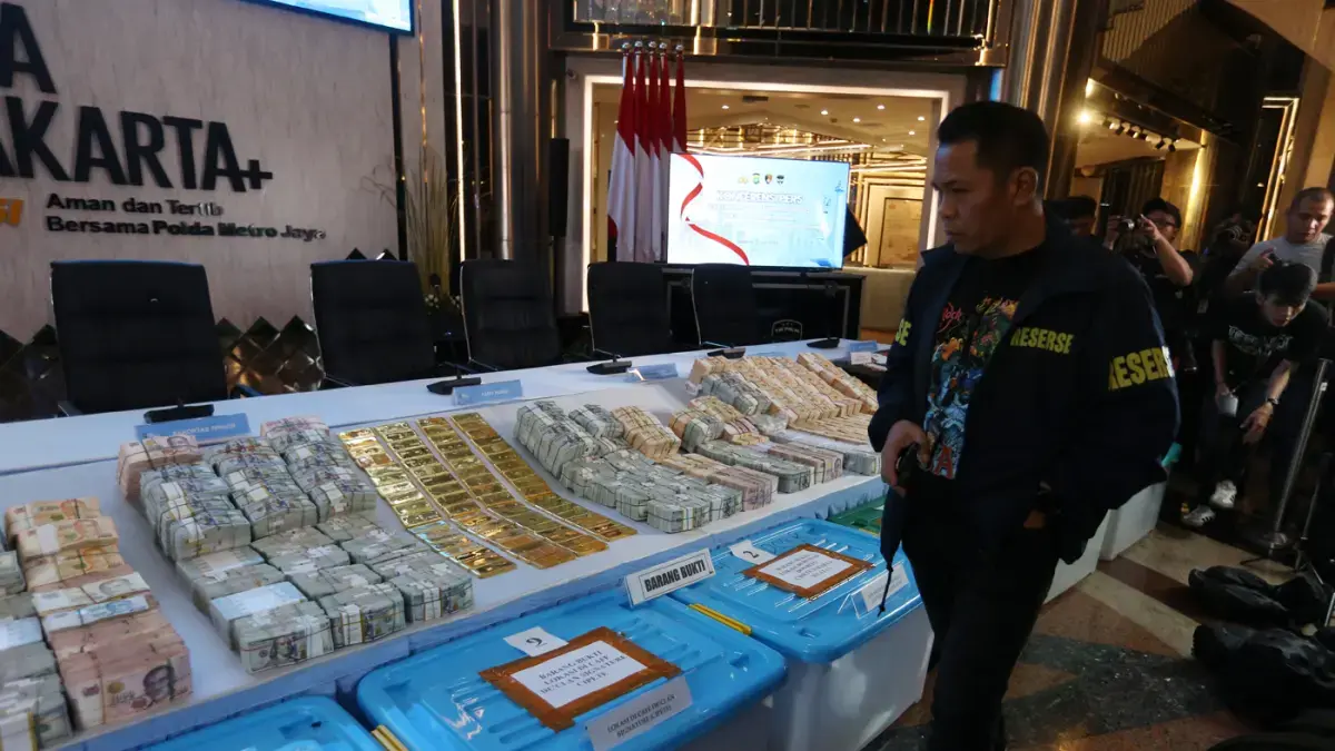 Barang bukti emas dan sejumlah uang saat ditampilkan pada konferensi pers di Polda Metro Jaya, Jakarta, Jumat (10/7/2026). (Dery Ridwansah/JawaPos.com)