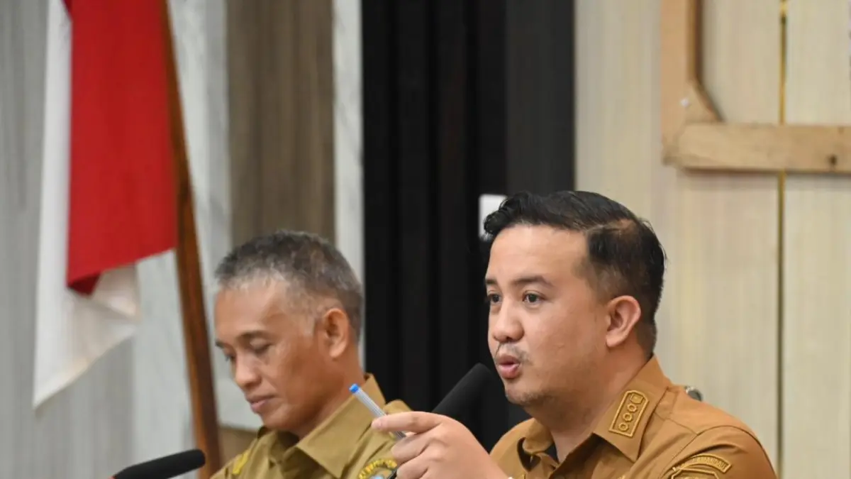 Bupati Lamandau Rizky Aditya Putra (kanan) menginstruksikan percepatan perluasan kepesertaan Program Jaminan Sosial Ketenagakerjaan. &nbsp;(RIA/RADAR SAMPIT)&nbsp;