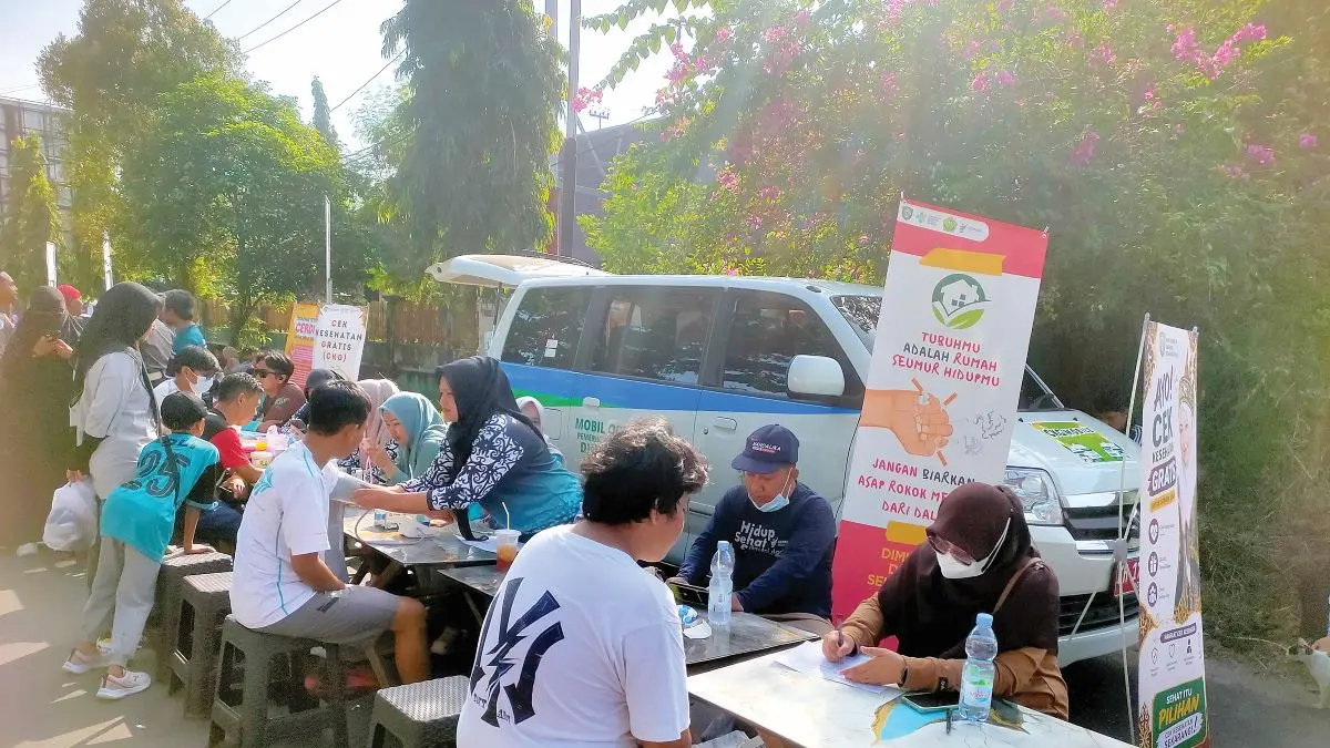 CEK KESEHATAN: Pemeriksaan Kesehatan Gratis di area Taman Kota Sampit dalam rangka Hari Koperasi dan UMKM, beberapa waktu lalu. FOTO: YUNI/RADAR SAMPIT 