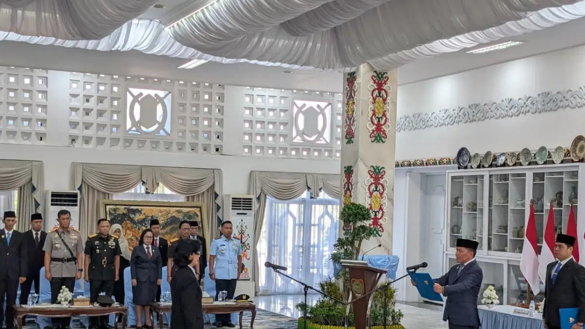 Gubernur Kalimantan Tengah (Kalteng) H. Agustiar Sabran resmi melantik dr Linae Victoria Aden sebagai Sekretaris Daerah. (Permana/Radar Sampit)