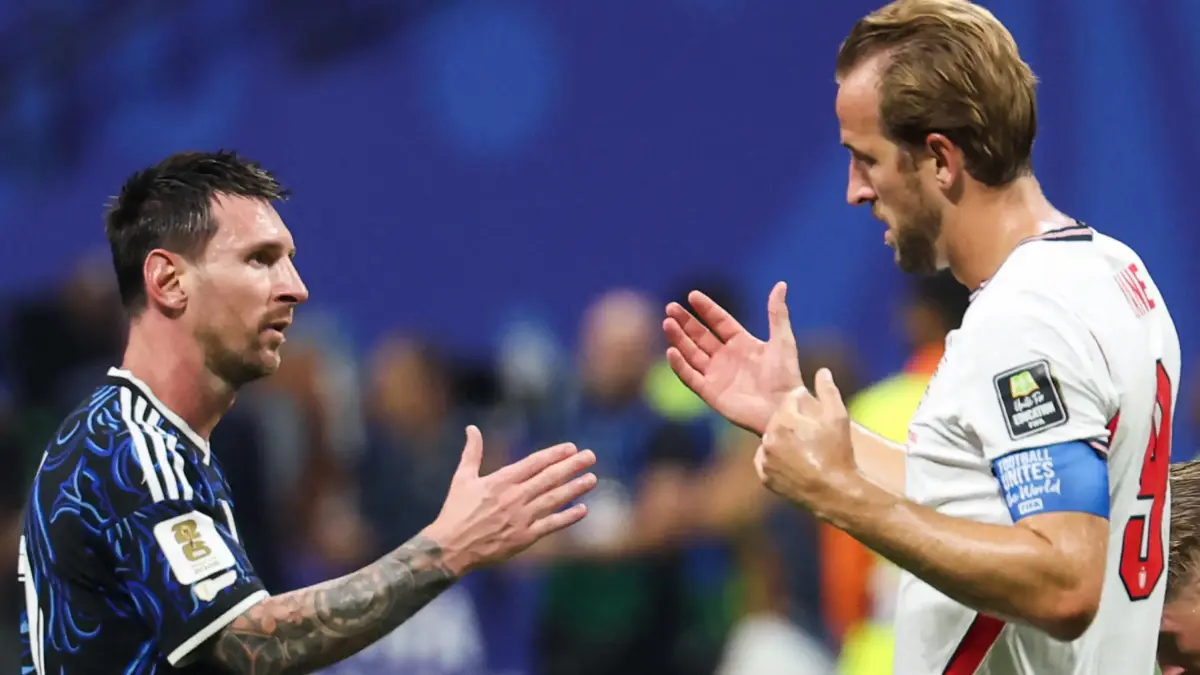 Kapten timnas Argentina Leonel Messi dan Harry Kane, saat saling sapa usai laga babak semifinal Piala Dunia 2026.(net)