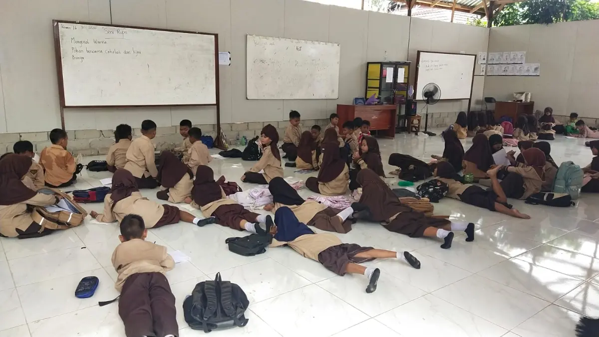 Keterbatasan ruang belajar memaksa siswa SDN 1 Batu Belaman, Kecamatan Kumai, Kabupaten Kotawaringin Barat, mengikuti proses belajar mengajar dengan cara lesehan di lantai. (Syamsudin/Radar Sampit)