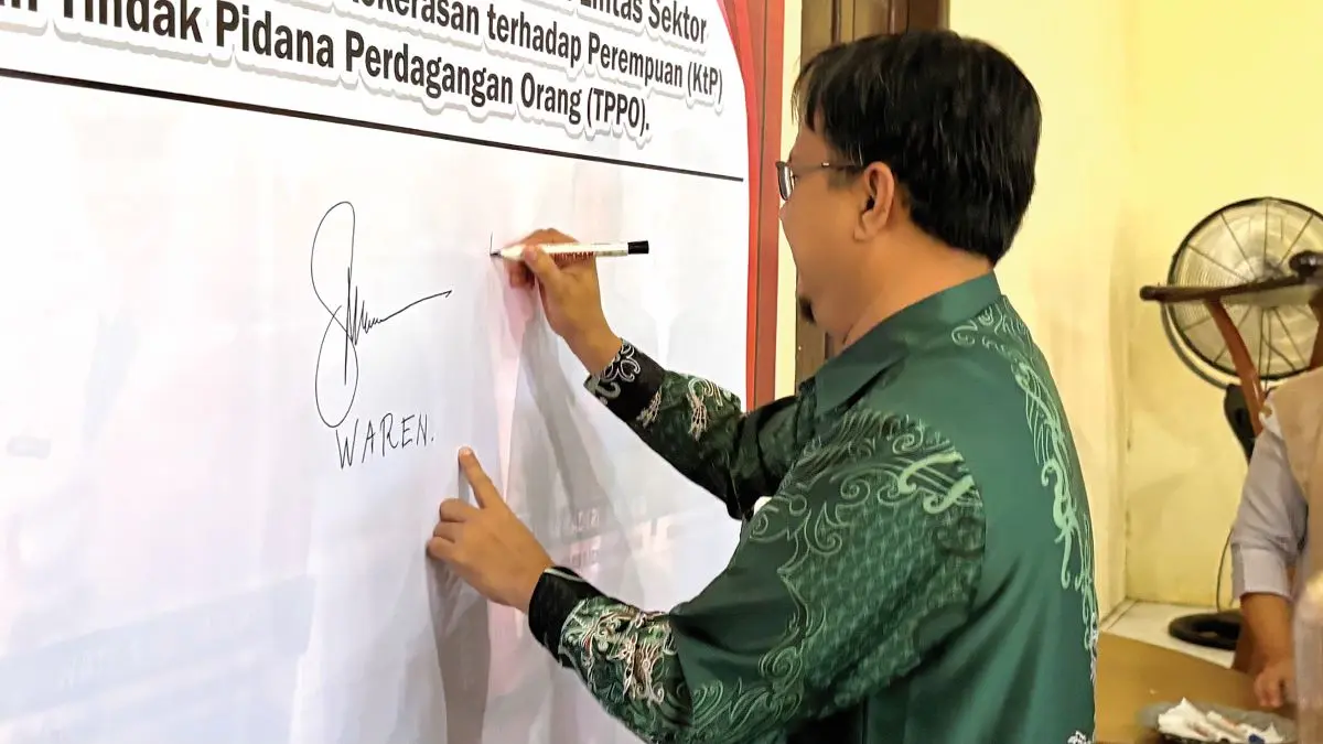 KOMITMEN: Kepala DP3AP2KB Kotim melakukan penandatanganan komitmen bersama lintas sektor dalam rangka pencegahan KtP dan TPPO, belum lama tadi. FOTO: DOK/RADAR SAMPIT