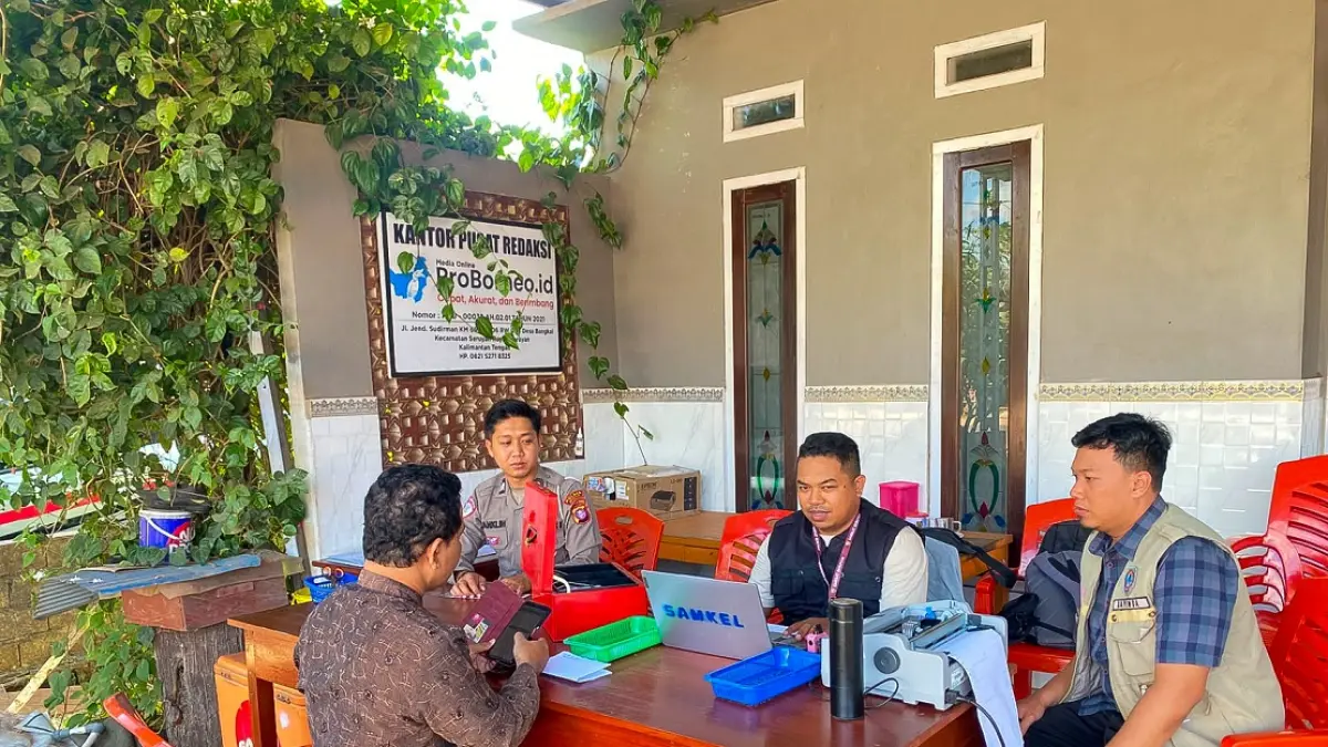 Samsat Keliling Sambangi Desa Bangkal untuk melayani warga yang ingin membayar pajak kendaraan. &nbsp;(RIFANI/RADARSAMPIT)
