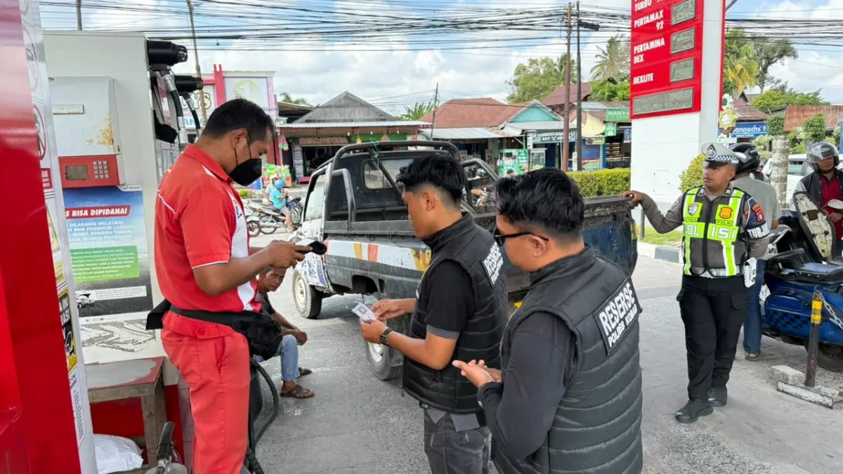 Satreskrim Polres Kotawaringin Barat melakukan pengecekan di sejumlah SPBU di Kota Pangkalan Bun, Kabupaten Kotawaringin Barat, Rabu (15/7). (KOKO/RADAR SAMPIT)

&nbsp;&nbsp;