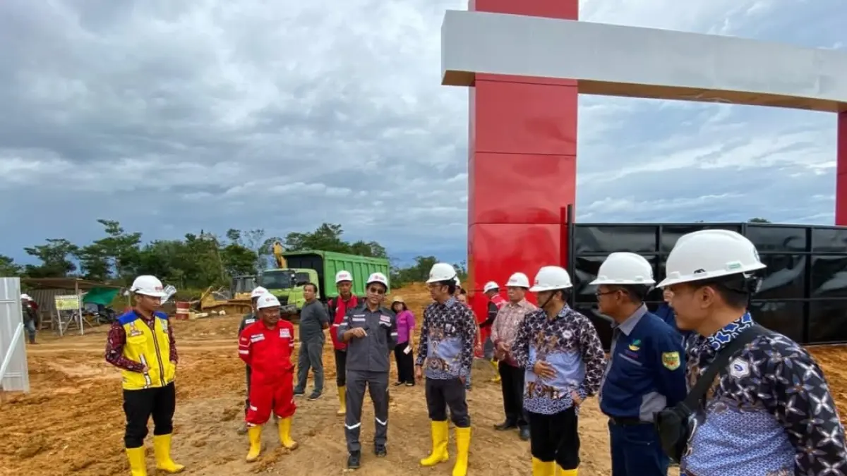 Sejumlah pihak terkait ketika meninjau progres pembangunan sekolah rakyat permanen, di Desa Tumbang Tambirah, Kecamatan Kurun, belum lama ini. (DINAS SOSIAL GUNUNG MAS FOR RADAR SAMPIT)&nbsp;&nbsp; &nbsp;