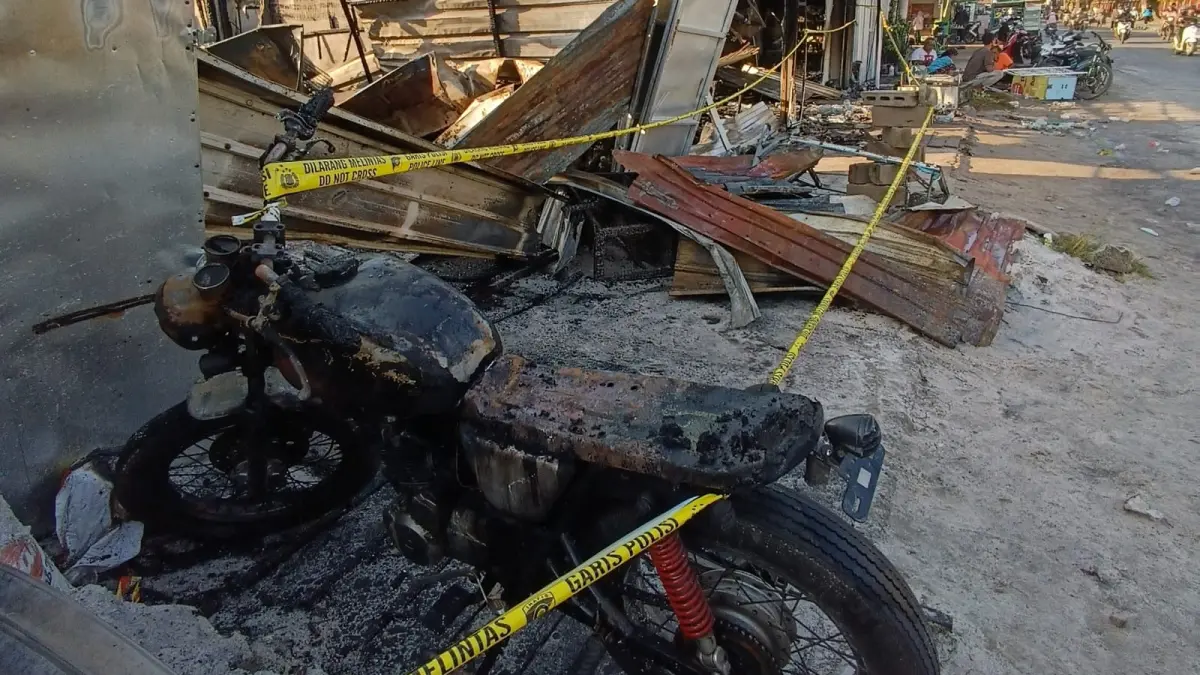 Sepeda motor milik salah satu korban kios terbakar di dekat Taman Kota Sampit, dipasang garis polisi. (Usay Nor Rahmad/Radar Sampit)&nbsp;
