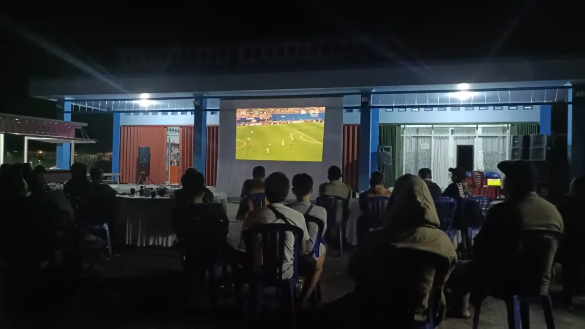 Suasana nobar semifinal piala dunia yang mempertemukan Inggris melawan Argentina, Kamis (16/7) dini hari.(arham said/radarsampit)