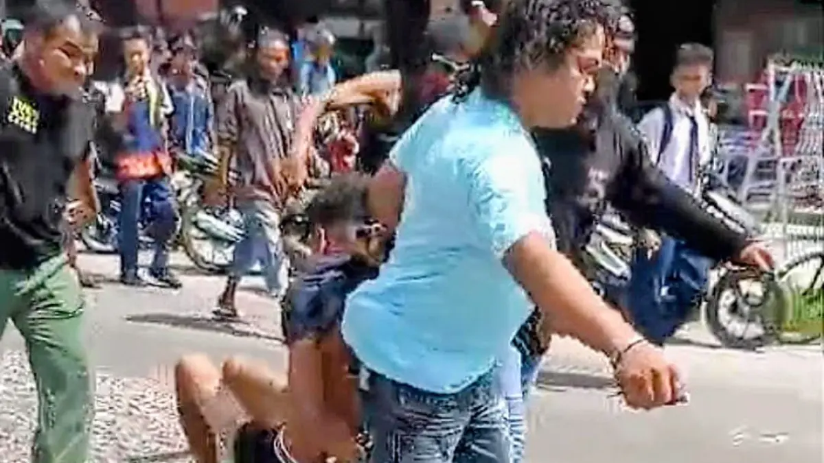 Tangkapan layar video beredar di media social seorang pria usai digebuki dan diseret warga beredar dugaan percobaan pencurian. (Warga/Radar Sampit)