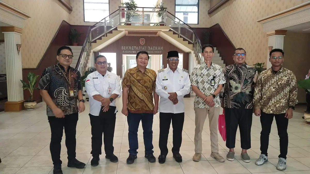 Wakil Bupati Kotawaringin Barat Suyanto berfoto bersama jajaran Pertamina usai audiensi di Pangkalan Bun, Rabu (15/7). (SYAMSUDIN/RADAR SAMPIT)&nbsp;