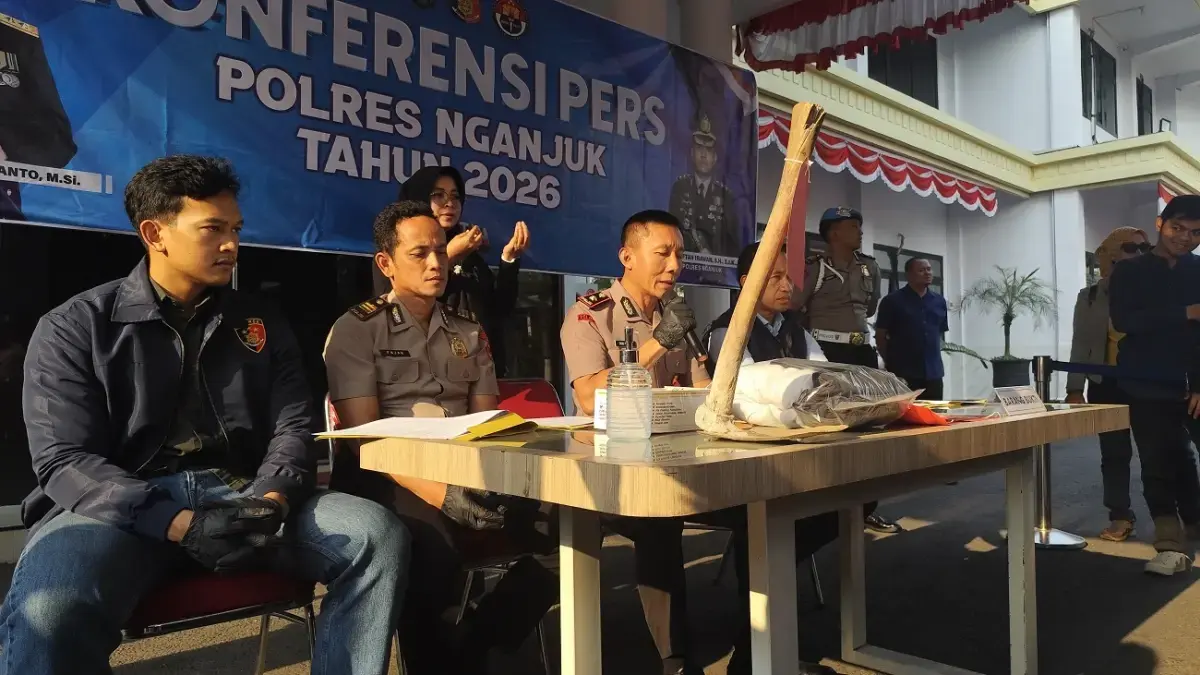 Aparat Polres Nganjuk saat gelar perkara temuan jenazah di Mapolres Nganjuk, Jawa Timur, Kamis (16/7/2026). (Radar Nganjuk)