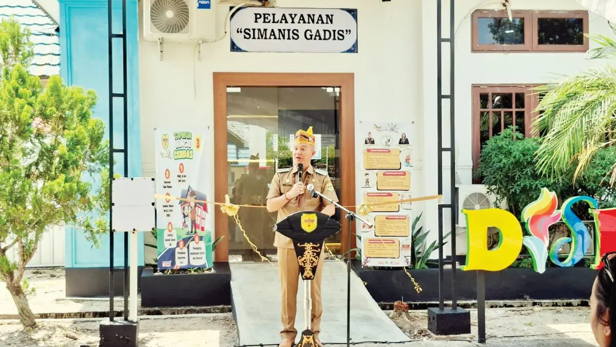 BERI ARAHAN : Bupati Gumas Jaya Samaya Monong ketika memberikan arahan dalam suatu kegiatan di halaman kantor Disdikpora Gumas, Senin (13/7/2026) tadi. FOTO : DISKOMINFO SANTIK GUJMAS/RADAR SAMPIT