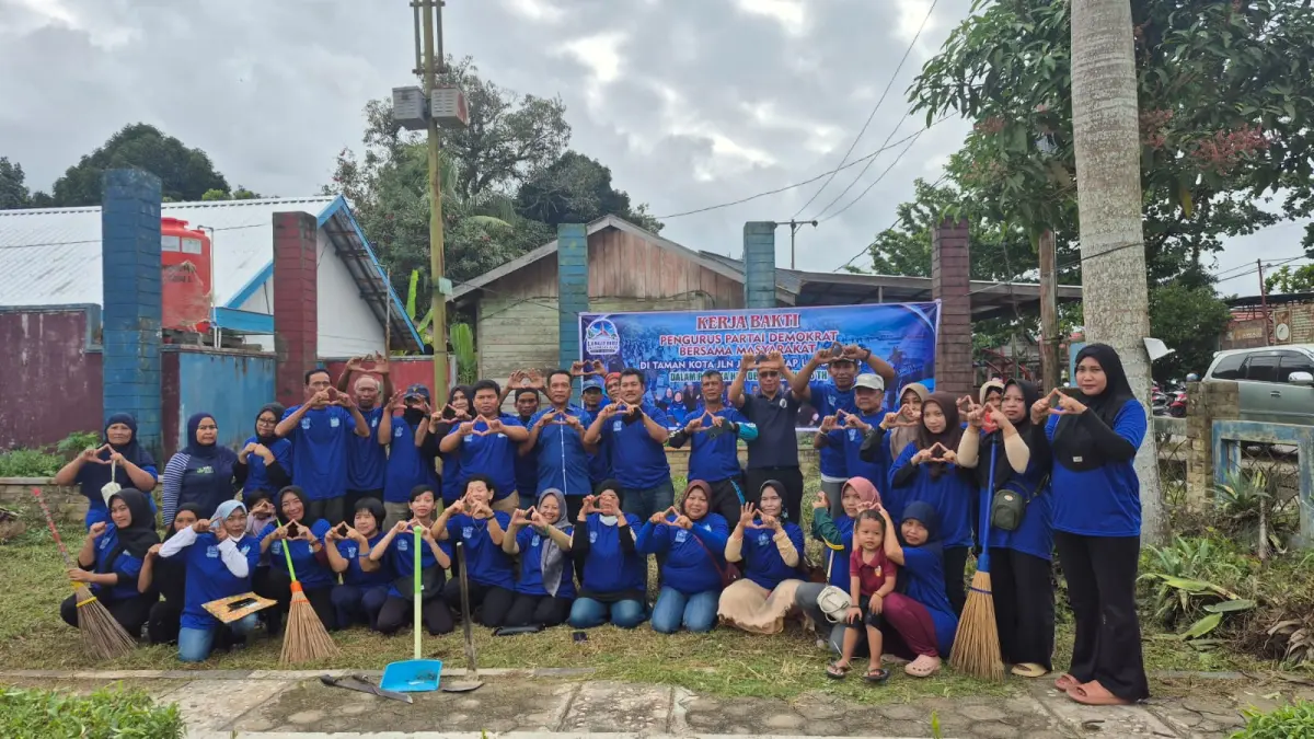 Demokrat Lamandau menggelar Gerakan Langit Biru Indonesia ASRI (Aman, Sehat, Resik, Indah), gerakan nasional ini dilaksanakan dalam rangka memperingati Hari Ulang Tahun (HUT) ke-25 Partai. (Ria Mekar/Radar Sampit)