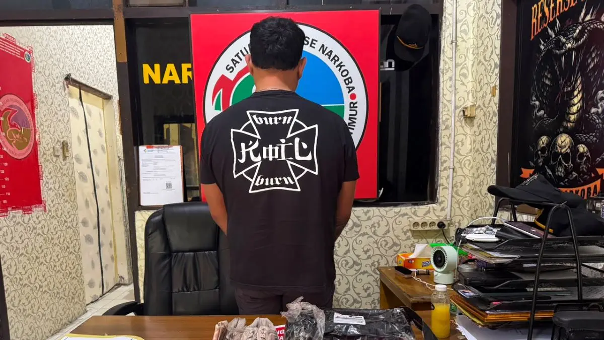 GANJA : HK (29) bersama barang bukti ganja diamankan di Mapolres Kotim. FOTO: POLRES KOTIM/RADAR SAMPIT