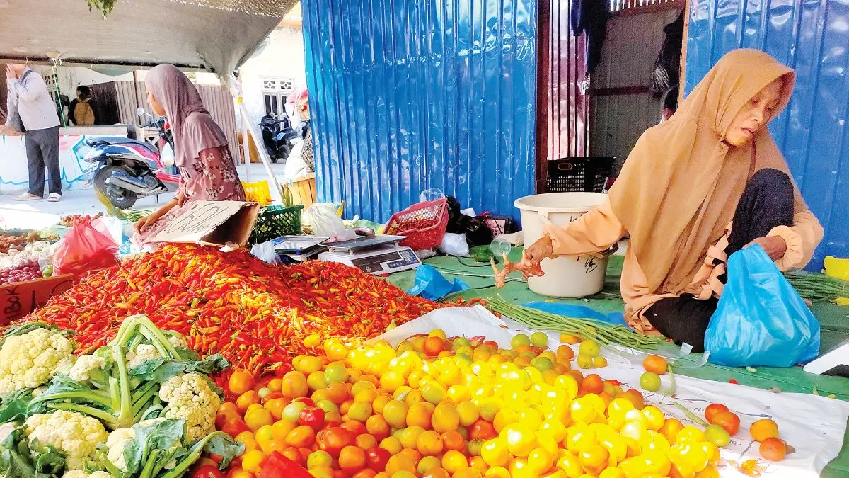 KABAR PASAR : Harga cabai di pasar Kota Sampit sempat tembus Rp100 Ribu per Kilogram, kini turun jadi Rp60 Ribu. Sementara harga komoditas lain relatif stabil. FOTO: YUNI/RADAR SAMPIT