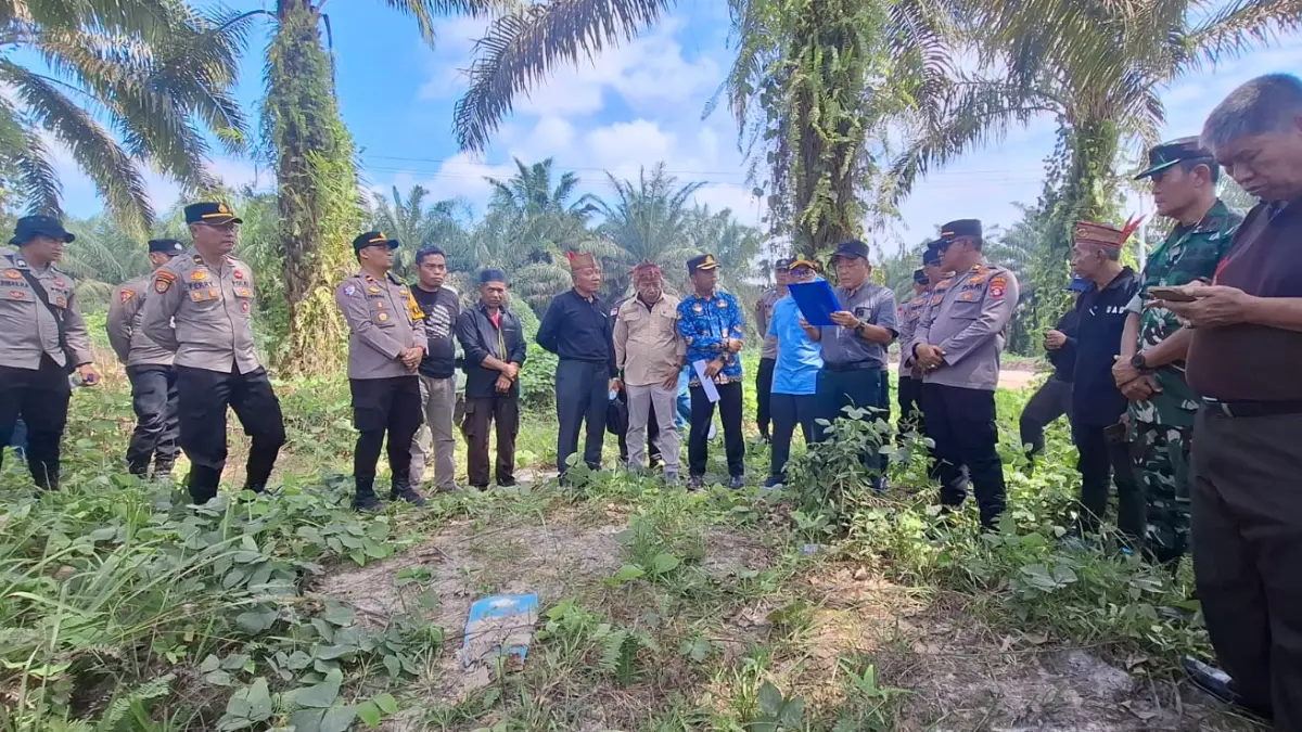 Kegiatan sita eksekusi oleh PN Sampit di lahan yang menjadi objek perkara (17/7/2026)