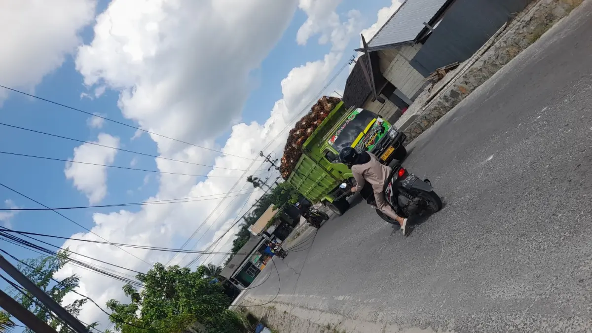 Kondisi kabel yang melintang di Jalan Matnoor Kelurahan Baru, Kecamatan Arut Selatan, Kabupaten Kotawaringin Barat, Jumat 17 Juli 2026. (ist)&nbsp;