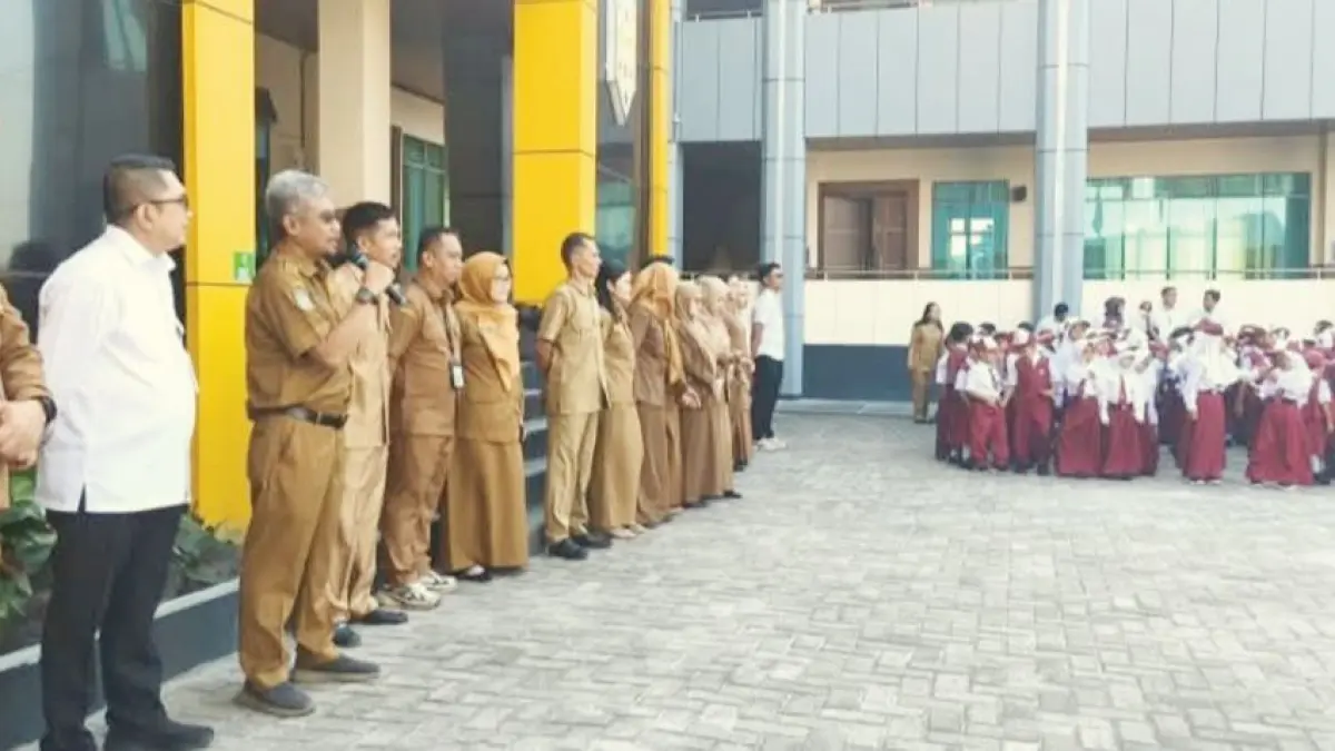 MPLS : SDN 8 Panarung mengawali kegiatan belajar dengan menggelar upacara bendera sekaligus membuka Masa Pengenalan Lingkungan Sekolah (MPLS) bagi murid baru. FOTO: IST/RADAR SAMPIT 