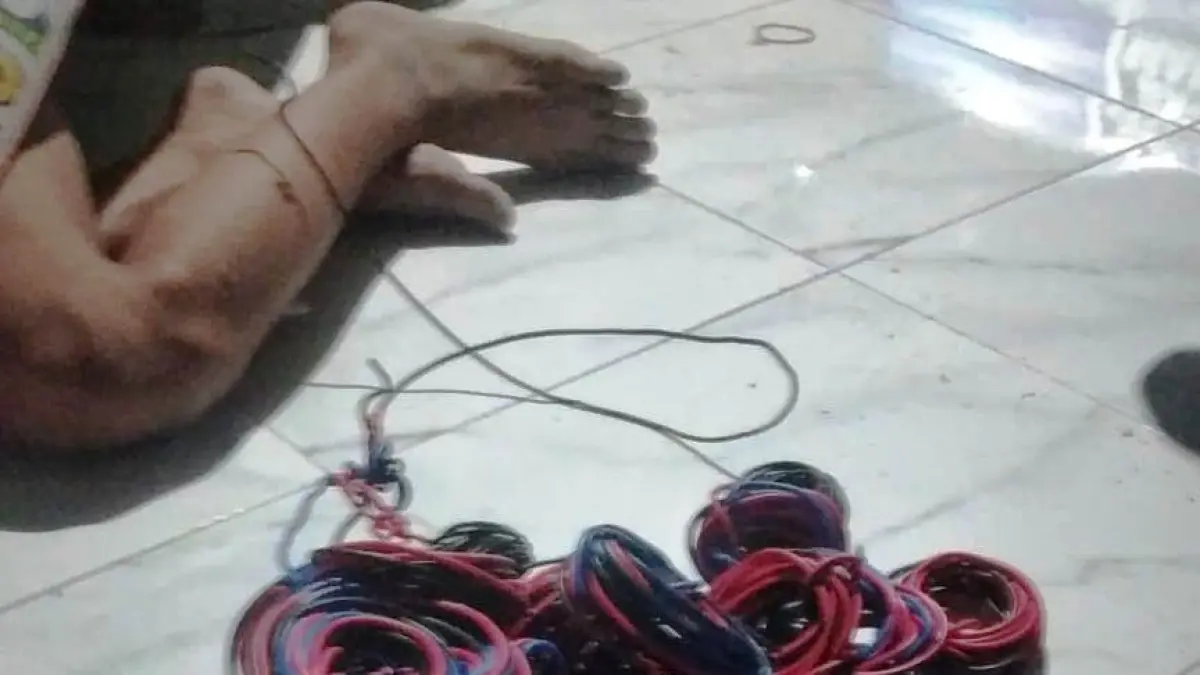 Nampak kaki pelaku pencurian kabel instalasi listrik di kawasan perumahan tertangkap oleh warga perumahan Sampuraga Baru, Madurejo, belum lama ini.(istimewa/warga)