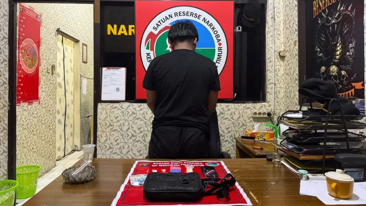 NARKOBA: Pelaku R alias A (21) bersama barang bukti diamnakan di Mapolres Kotim. FOTO: POLRES KOTIM/RADAR SAMPIT