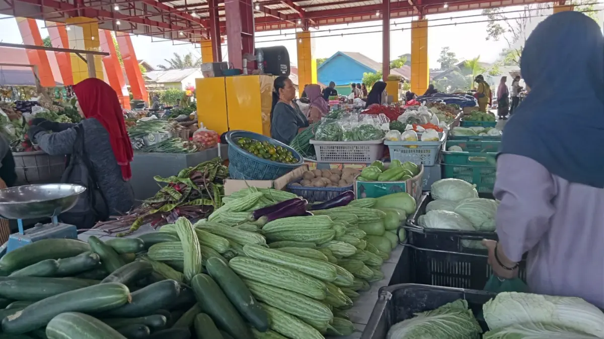 Pedagang sayuran di Pasar Saik juga memenuhi pembeli untuk kebutuhan dapur MBG. (FAUZIANNUR/RADAR SAMPIT)&nbsp;