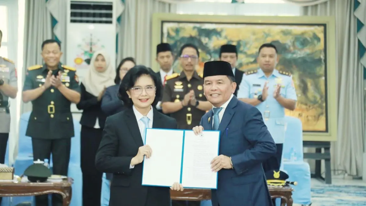 PELANTIKAN: Gubernur Kalteng Agustiar Sabran melantik Linae Victoria Aden sebagai Sekda Kalteng definitif. FOTO: MMC KALTENG/RADAR SAMPIT