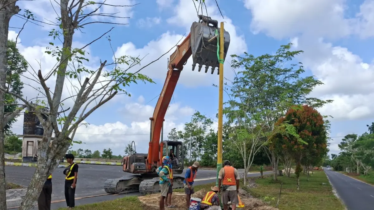 Pemasangan tiang PJU di Jalan Samari, Kelurahan Madurejo, Kecamatan Arsel, Kabupaten Kotawaringin Barat, belum lama ini. (ist)&nbsp;