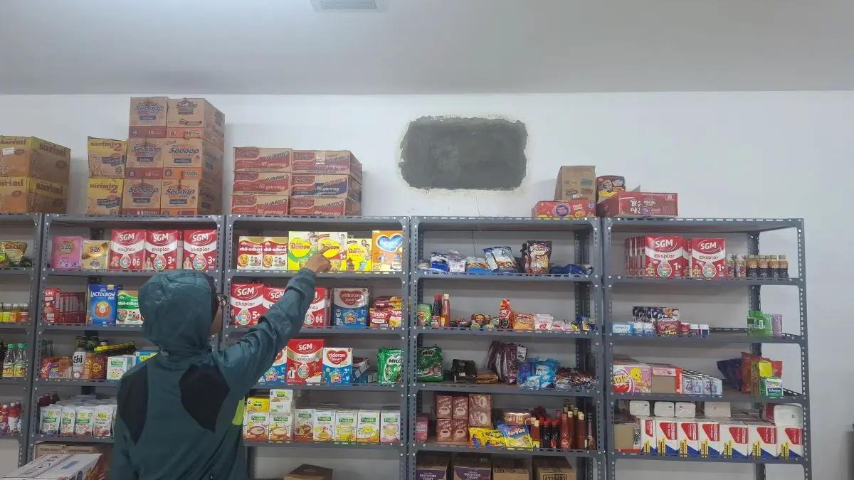 PENCURIAN : Karyawan Alfamart saat memperlihatkan ventilasi udara tempatnya bekerja dijebol maling sebelum ditutup permanen, Sampit, Jumat (17/7) kemarin FAHRY/RADAR SAMPIT