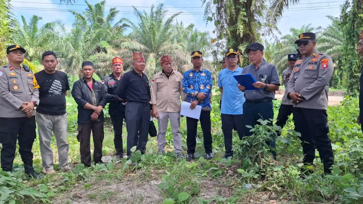 Pengadilan Negeri Sampit melaksanakan sita eksekusi lahan sawit seluas 85,28 hektare di Desa Pelantaran, Kecamatan Cempaga Hulu, Jumat (17/7). (rado/radarsampit)