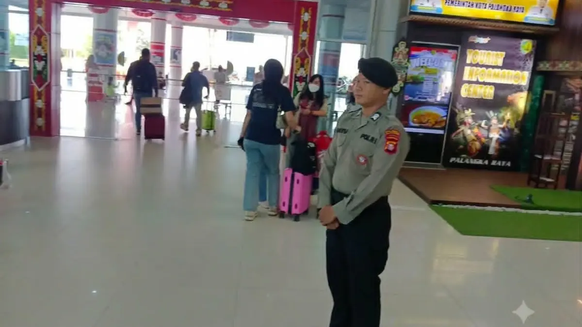 PENGAMANAN : Polresta Palangka Raya menerjunkan personel Satpamobvit untuk melaksanakan patroli Kamtibmas di Kawasan Bandara Tjilik Riwut, Kamis (16/7/2026). FOTO: DODI/RADAR SAMPIT