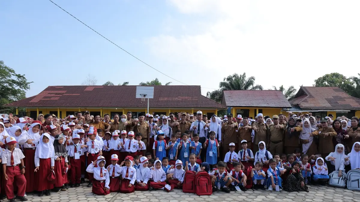 Penyerahan seragam sekolah dan tas gratis bagi pelajar di Kabupaten Sukamara. (FAUZIANNUR/RADAR SAMPIT)

