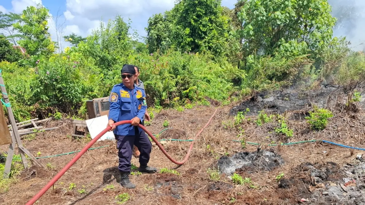 Petugas Dsdamkarmat Kotim saat akan melakukan pemadaman lahan terbakar di Jala Tjilik Riwut Kilometer 9, Kelurahan Baamang Hulu, Kecamatan Baamang. (Disdamkarmat Kotim)