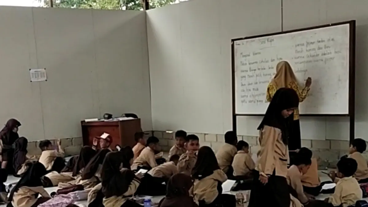 Proses belajar mengajar di SDN 1 Batu Belaman, yang berlangsung secara lesehan akibat keterbatasan ruang kelas.(syamsudin/radarsampit)