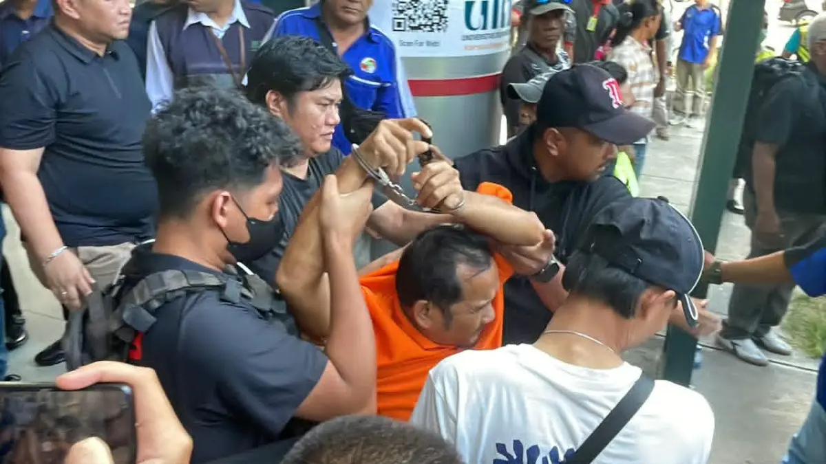 Salah satu tersangka kasus kematian Polri di Desa Tumbang Kalemei, saat tiba di Palangka Raya setelah dibawa dari Mabespolri, baru-baru tadi. (dodi/radarsampit)