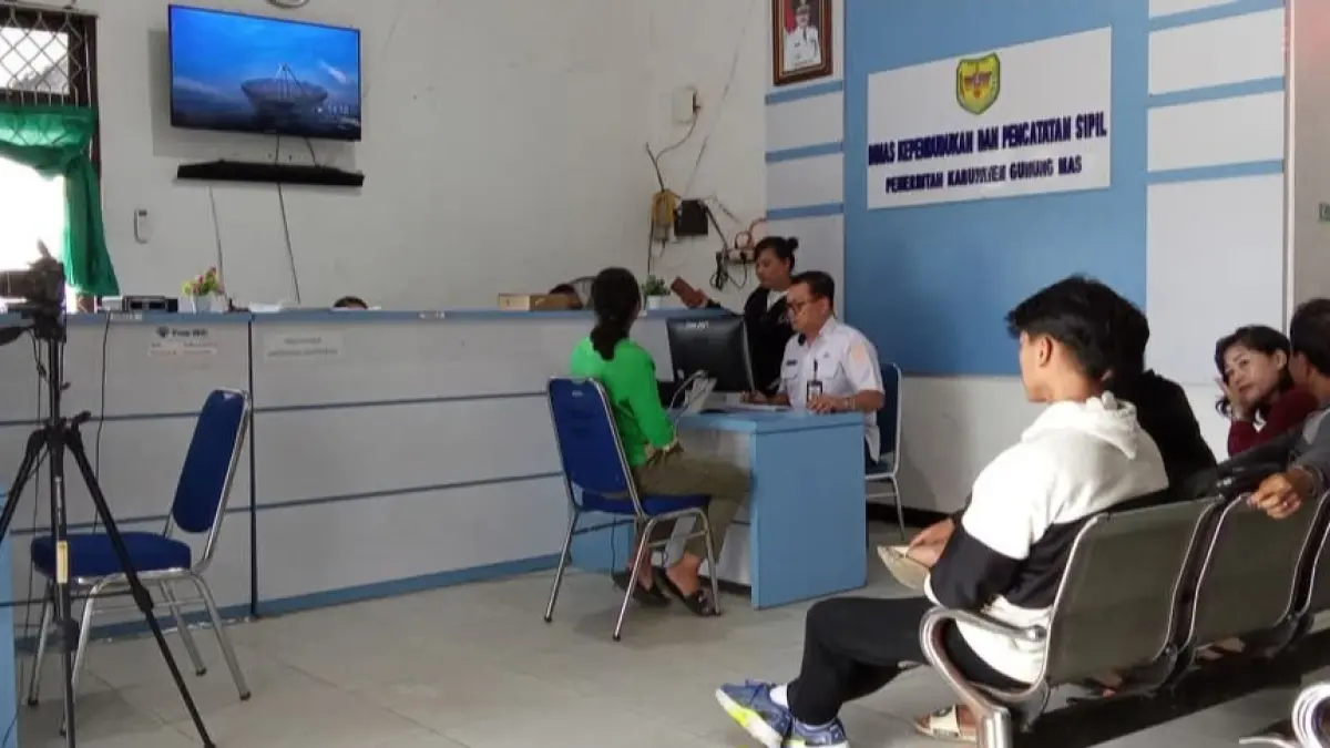 Suasana pelayanan adminduk kepada masyarakat, di kantor disdukcapil setempat, Kamis (16/7). (DISDUKCAPIL GUNUNG MAS)&nbsp;