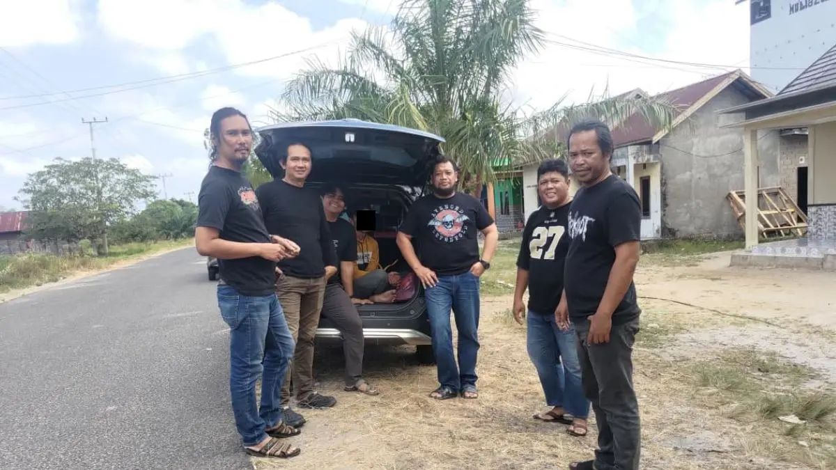 TANGKAP MALING: Satreskrim Polres Seruyan meringkus pelaku pencurian dengan pemberatan (curat) saat hendak kabur menggunakan taksi travel. FOTO: RIFANI/RADAR SAMPIT