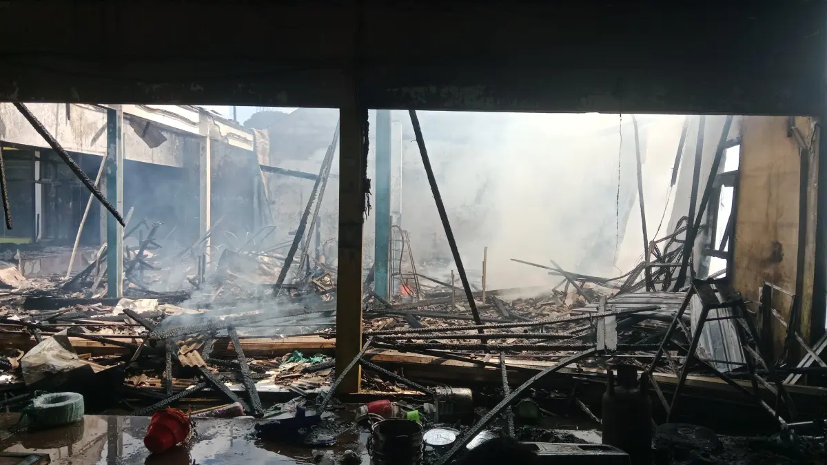 Sebuah rumah toko (ruko) di Jalan Jenderal Sudirman KM 65, Desa Bangkal, Kecamatan Seruyan Raya, Kabupaten Seruyan, ludes dilalap api, Jumat (17/7) pagi.