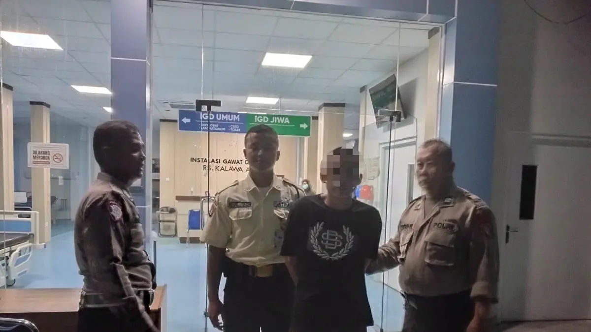 TERPAKSA DIAMANKAN : Petugas Polsek Pahandut saat mengevakuasi seorang pria yang mengamuk sambil membawa senjata tajam (sajam) di kawasan Jalan Haka 21, Kelurahan Panarung, Kecamatan Pahandut, Kamis (16/7). (Polsek Pahandut/Radar Sampit)