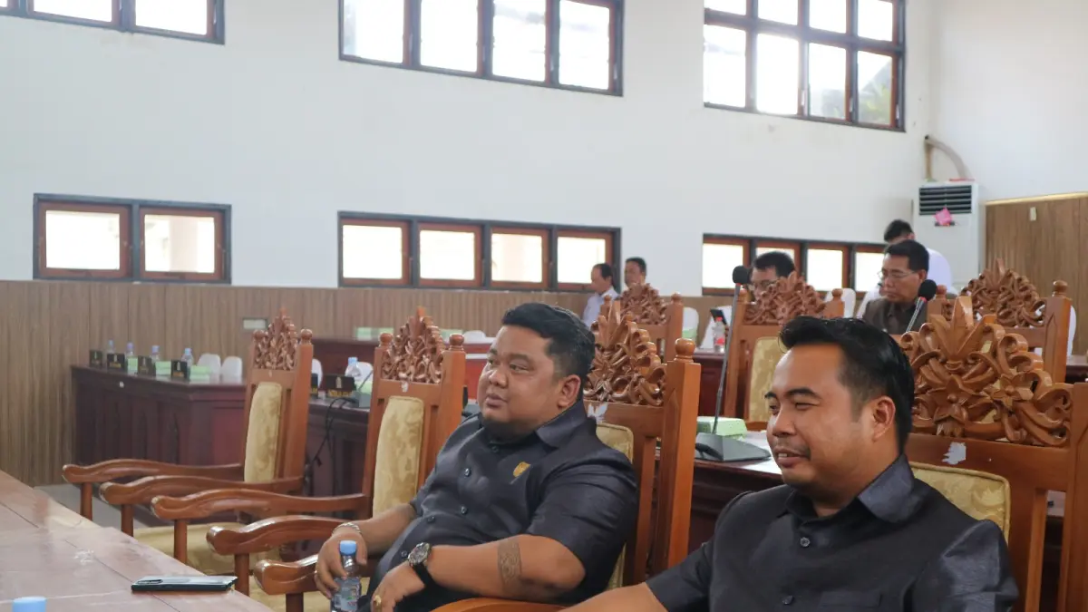 Anggota DPRD Kabupaten Gumas Hermanto (ujung kanan) ketika menghadiri rapat paripurna DPRD setempat, belum lama ini.(istimewa)