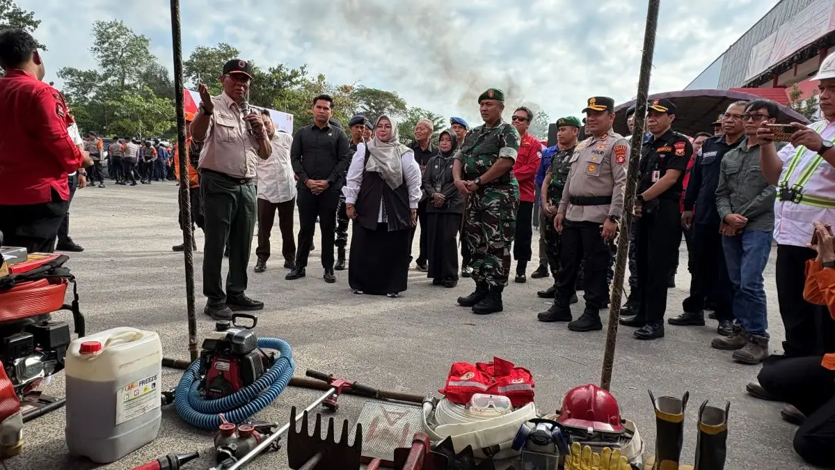 CEK PERALATAN: Kepala BPBD Kotim Multazam menunjukkan berbagai peralatan untuk penanganan Karhutla. FOTO: YUNI/RADAR SAMPIT
