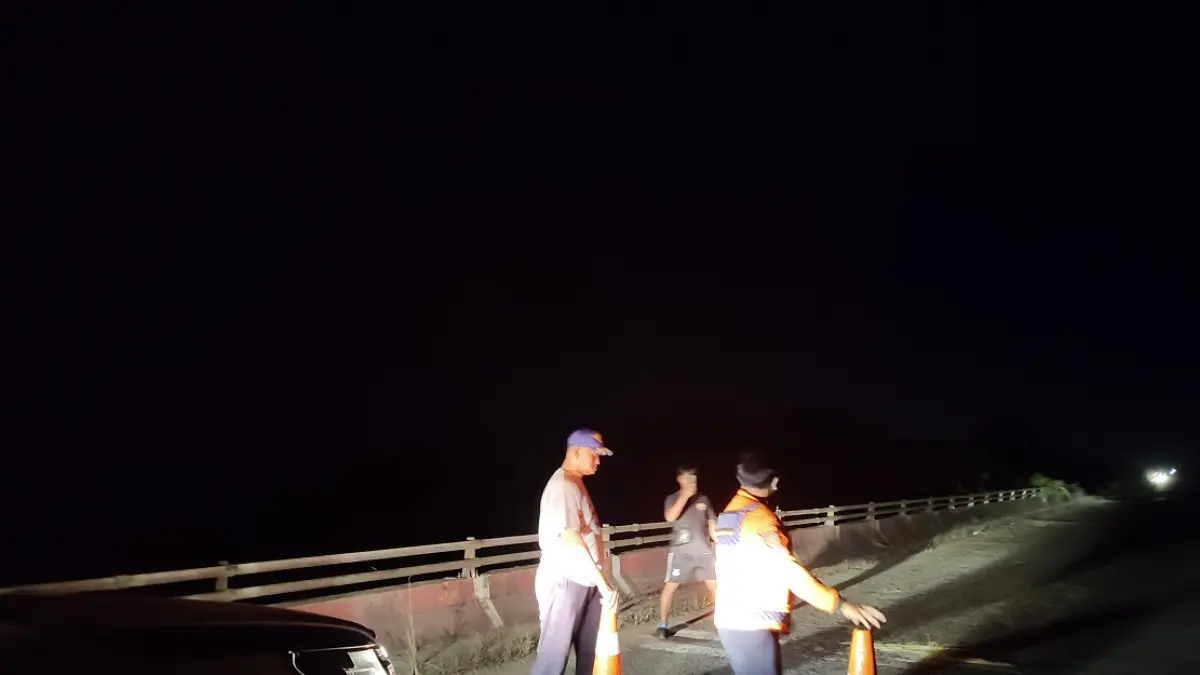 Jembatan pile slab di Kilometer 8, Jalan Ahmad Shaleh, Kelurahan Mendawai Seberang, Kecamatan Arut Selatan, Kabupaten Kotawaringin Barat, amblas pada Minggu (19/7).&nbsp;(ist) 
