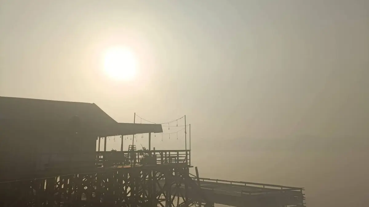 Kabut asap menyelimuti Sampit, Kabupaten Kotawaringin Timur. Tampak jarak pandang di tepian Sungai Mentaya tertutup asap, Minggu (19/7/2026). (Warga/Radar Sampit) 