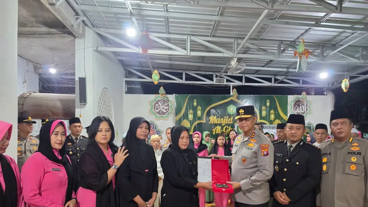 Kapolda Kalteng dan jajaran saat mengunjungi ahli waris salah satu personel Satresnarkoba Polres Katingan, yang gugur dalam tragedi di Desa Tumbang Kalemei, belum lama tadi. (istimewa/Humas Polda)