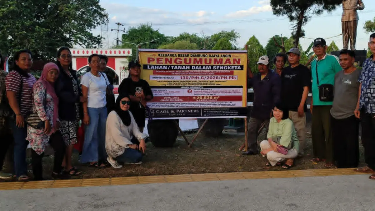 Keluarga ahli waris mendiang Dambung Djaya Angin saat di kawasan Tugu Soekarno dan halaman Kantor DPRD Kalteng, Sabtu (18/7).(dodi/radarsampit)