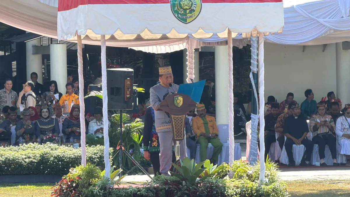 Ketua DPRD Subandi membacakan tesk UUD 1945 pada kegiatan upacara HUT Kota Palangka Raya, baru-baru tadi.(dok/yusho/radarsampit)