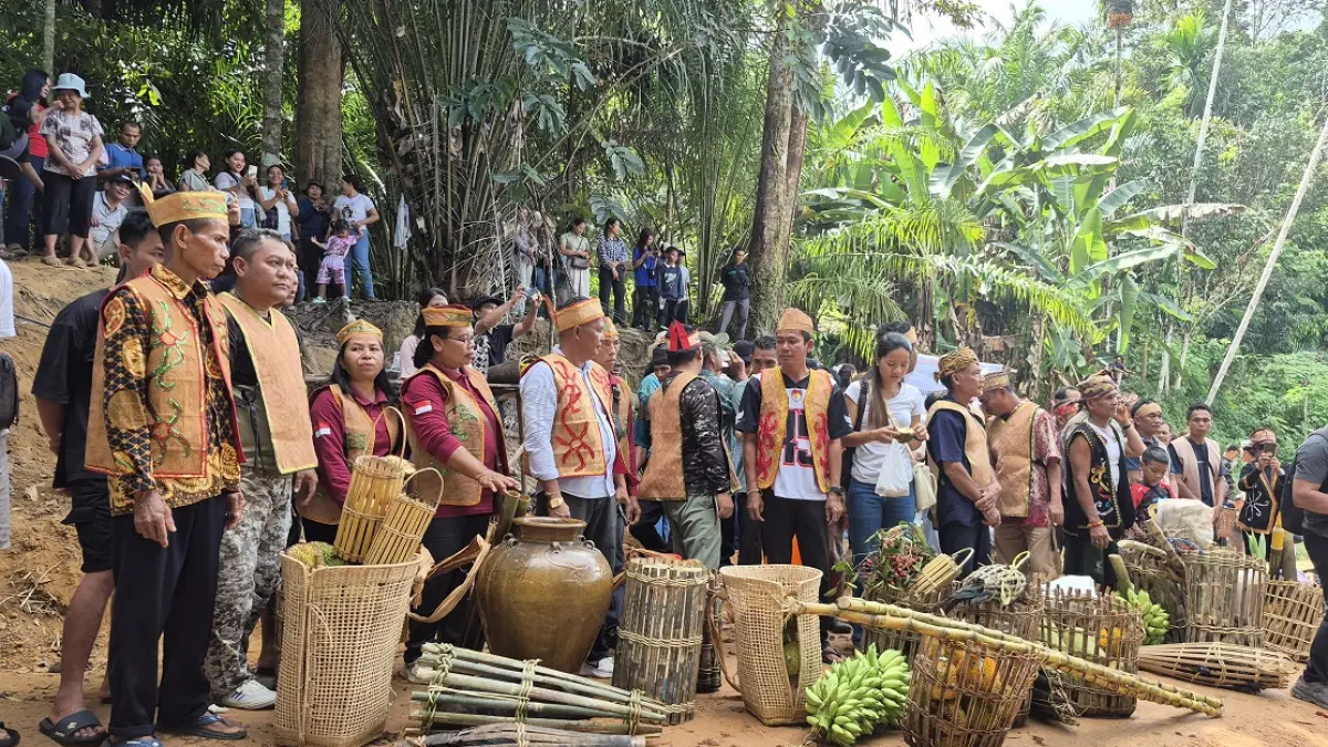masyarakat Kecamatan Delang dalam menghidupkan kembali tradisi adat Maonjuan Sorah sebagai warisan budaya leluhur. (ria/radar sampit) 