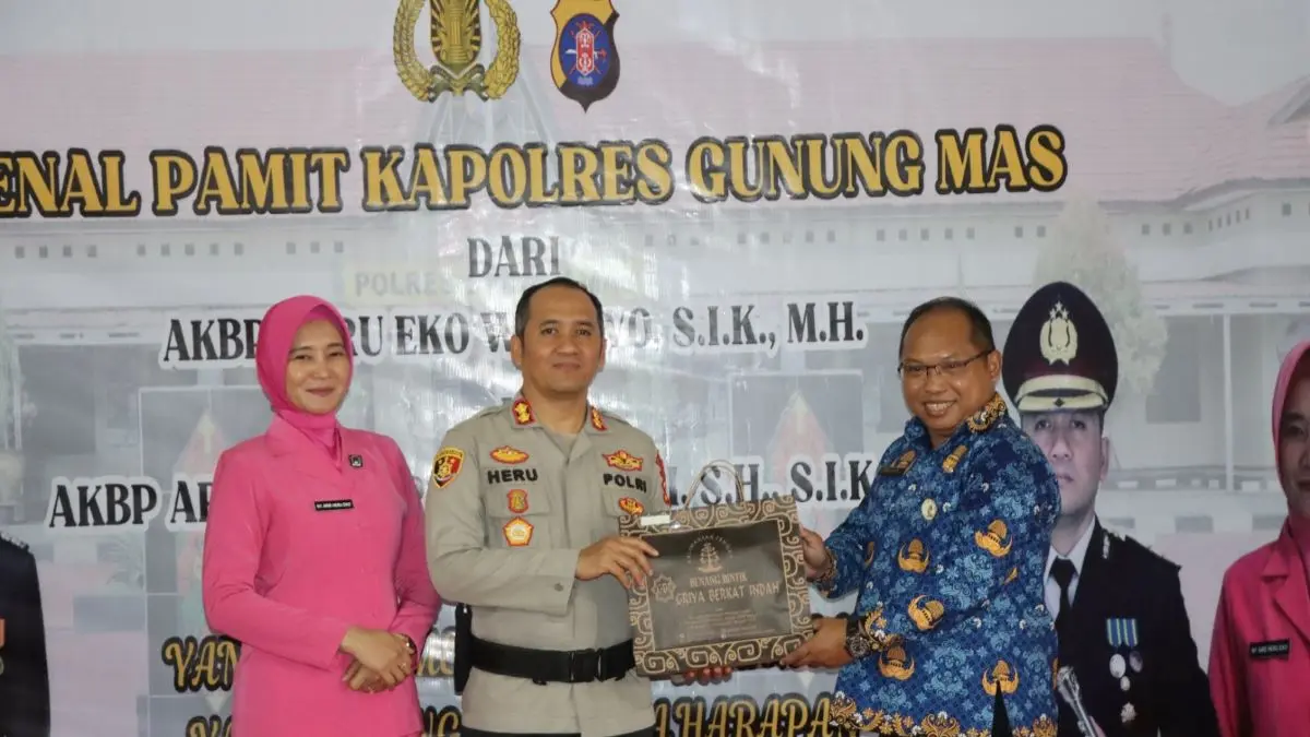 
CENDERAMATA : Bupati Gumas Jaya Samaya Monong diwakili Asisten I Setda Ruby Haris menyerahkan cenderamata kepada Kapolres yang lama AKBP Heru Eko Wibowo pada kegiatan kenal pamit Kapolres Gumas, Jumat (17/7/2026). FOTO : DISKOMINFO SANTIK GUMAS/RADAR SAMPIT
