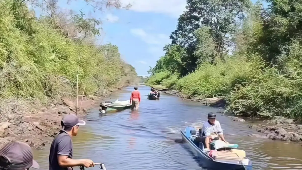 Musim kemarau yang berkepanjangan menyebabkan debit air Sungai Hantipan di Kecamatan Mendawai, Kabupaten Katingan, menyusut drastis. (Yuswanto/Radar Sampit)