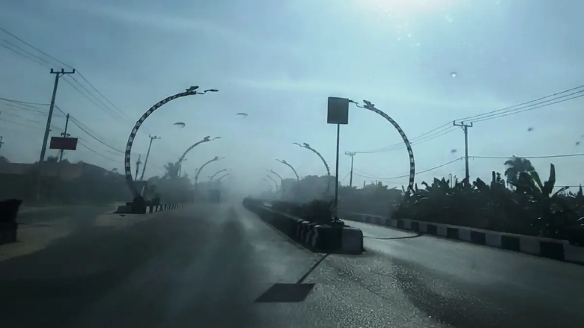 Nampak Kabut asal di kawasan Jalan Tjilik Riwut (terowongan Nur Mentaya) Sampit, wilayah Kecamatan Baamang, Minggu (19/7) pagi. (ajp)