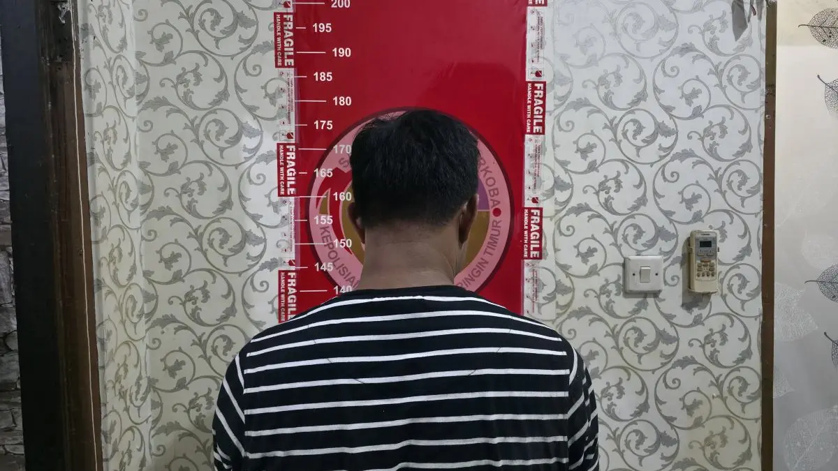 NARKOBA : Pria inisial HS (33), pelaku narkoba diamankan di Mapolres Kotim. FOTO: POLRES KOTIM/RADAR SAMPIT